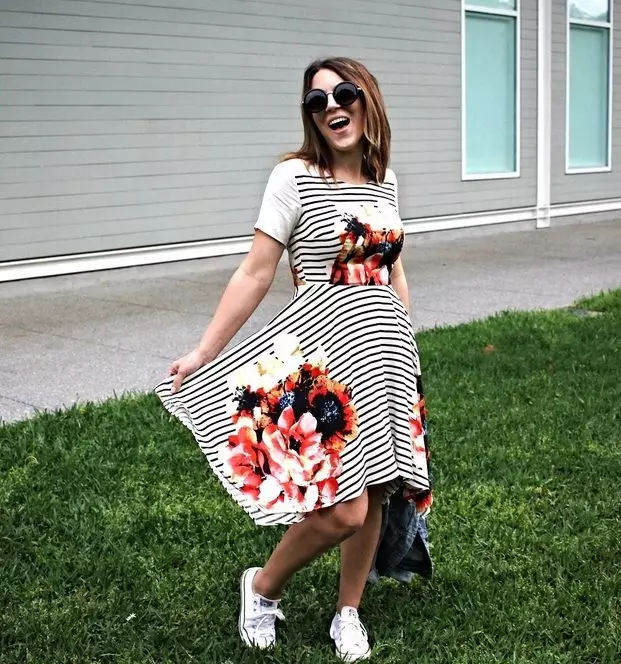 Zapatillas de deporte a un vestido branco nunha franxa negra cunha impresión floral