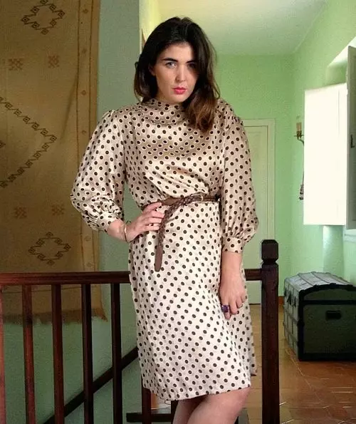 거래 슬리브와 갈색 폴카 도트의 실크 베이지 드레스