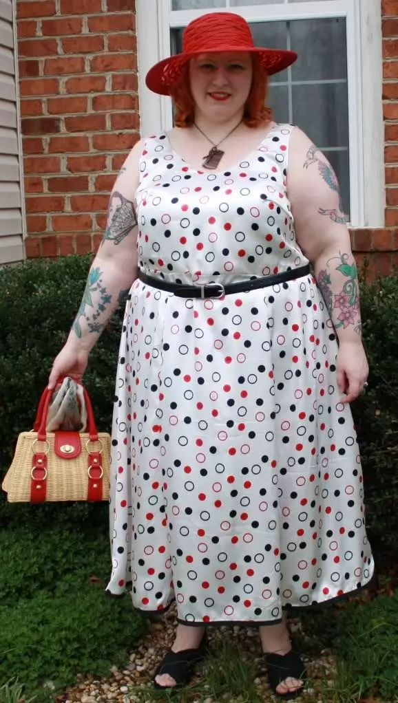 Wite jurk yn kleurde polka dot foar fol