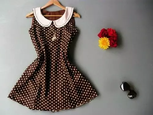 Short brown dress in white polka dot with white collar