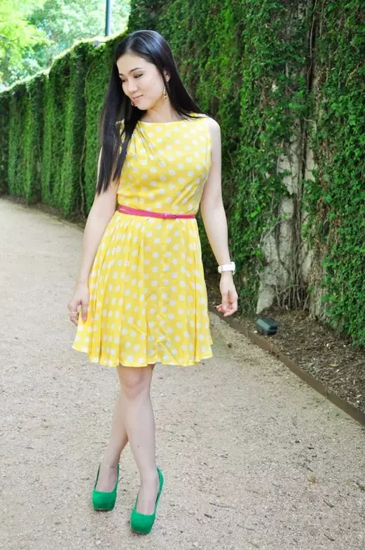 Gelbes Kleid in polka punktierter Gurt