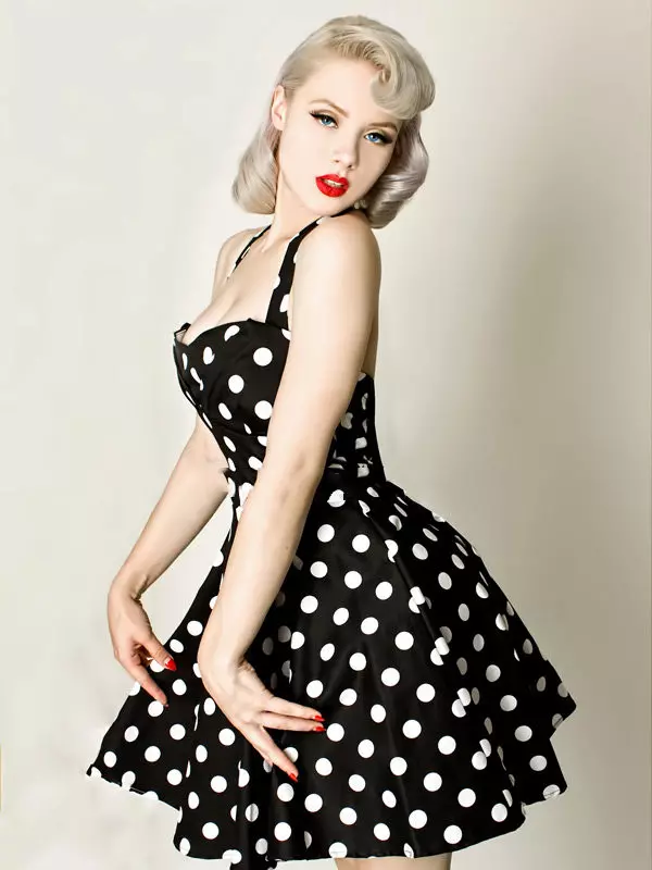 Svart kjole i hvite polka prikker i retro stil