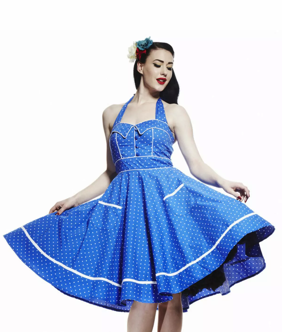 Blauwe jurk yn wite polka dot yn retro-styl