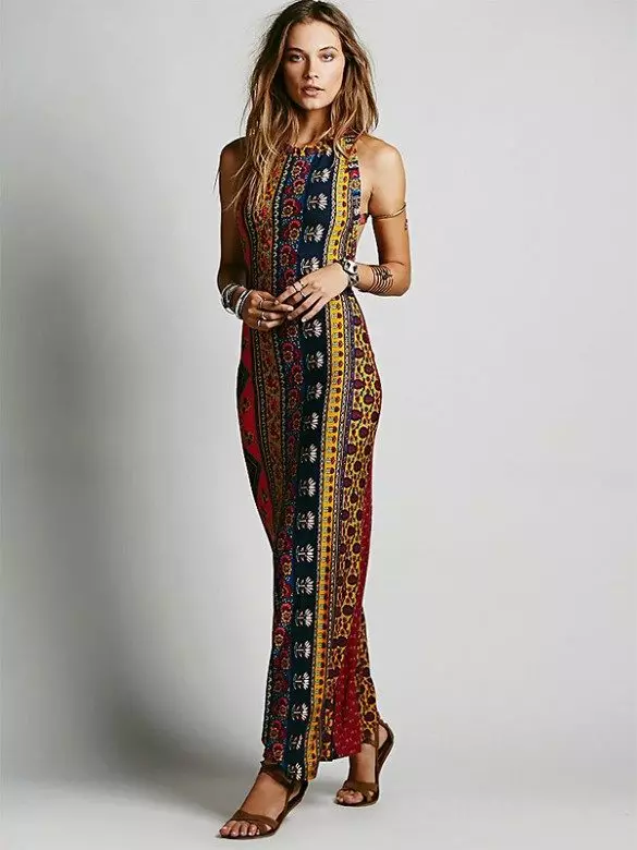 茶色のガムの民族印刷のドレス