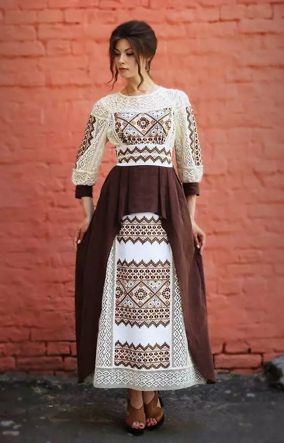 Бела смеђа хаљина са етничким штампањем