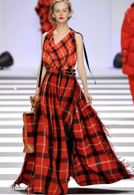 השמלה בכלוב סקוטי (טרטן) אדום