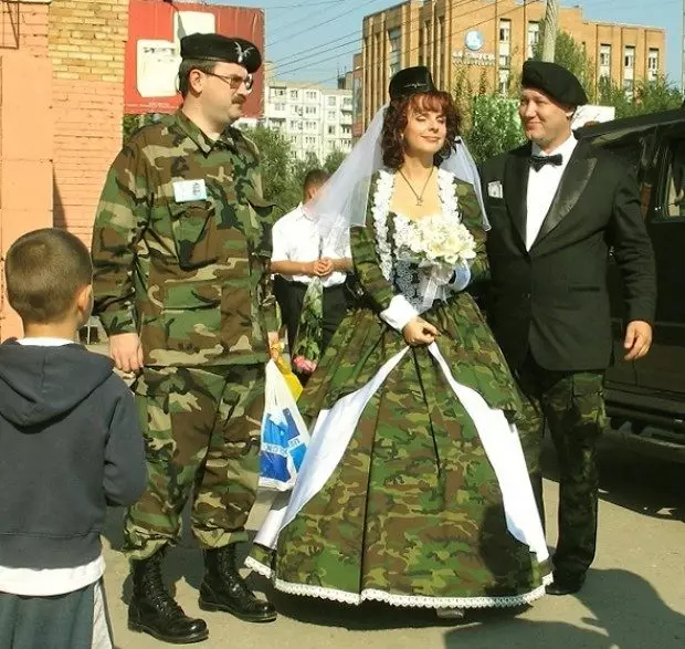 Hochzeitskleid mit Camouflage-Print