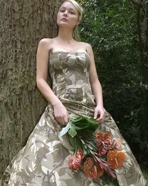 Hochzeitskleid mit Camouflage-Print