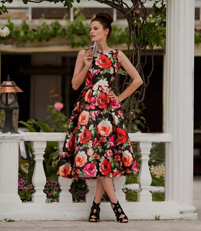 连衣裙，带有大花卉印刷的中长