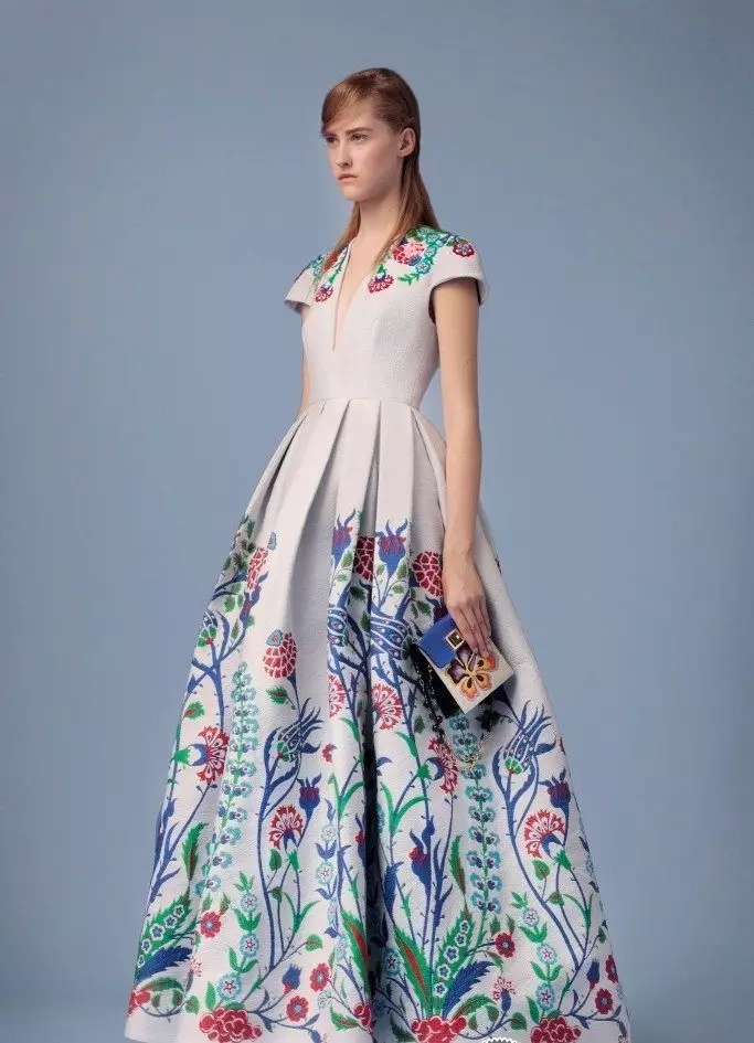 床のスカートの上の花柄の印刷物のドレス