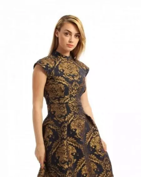 ゴールデンプリントとオリエンタルスタイルのドレス