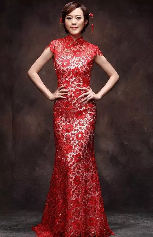 赤い東のドレス