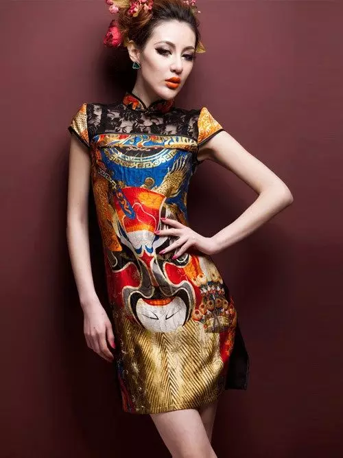 Silk Dress sa Oriental Estilo na may Bright Pambansang Pattern