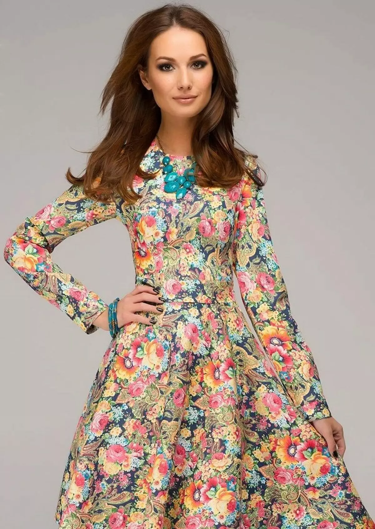 フローラルプリントとオリエンタルスタイルのカジュアルな夏のドレス