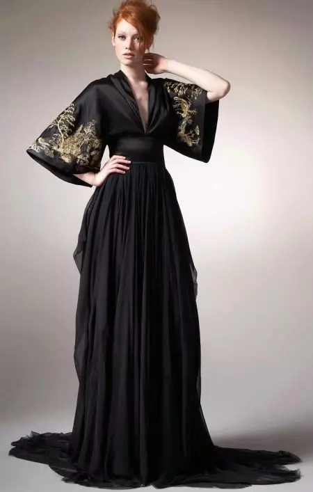 オリエンタルスタイルの刺繍と夜の長い黒いドレス