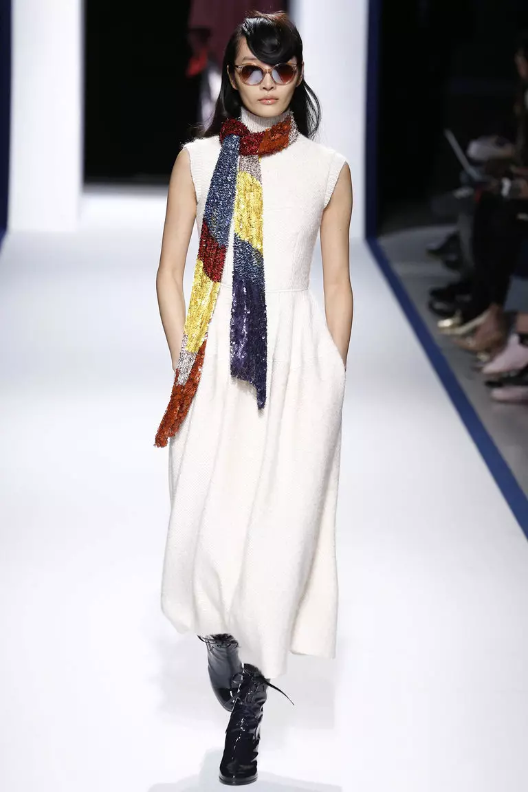 Vestido de lana con bufanda