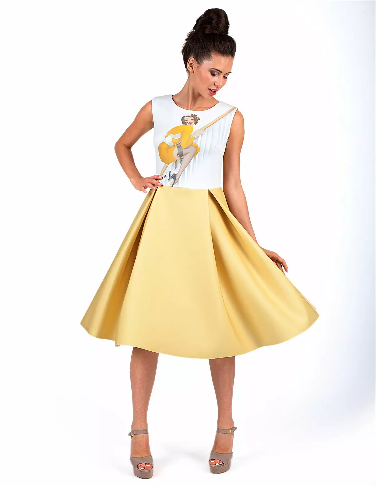 Žuta i bijela neoprenska haljina