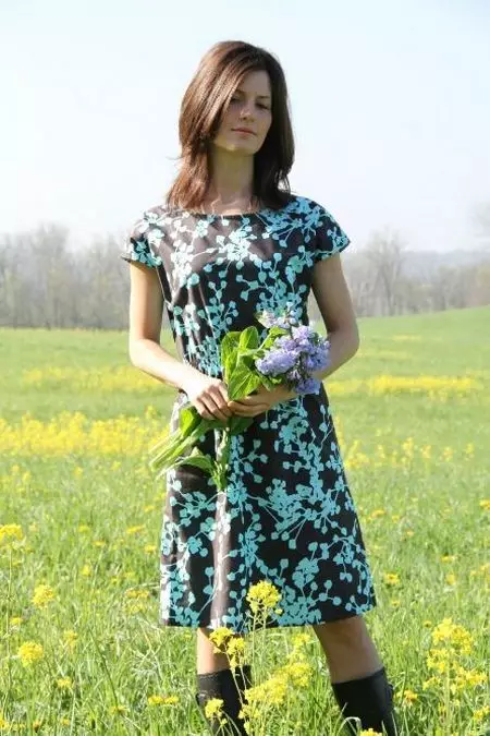 Mellemlængde kjole fra hæftning med blomstermønster