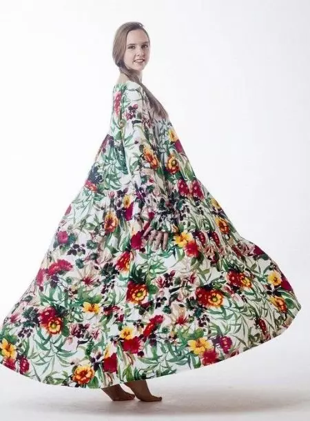 Lang met bloemenprint jurk uit nietjes in folk-stijl