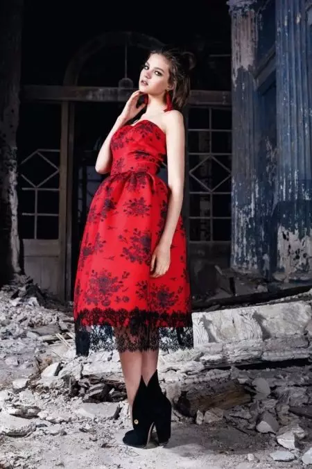 dress ສີແດງທີ່ມີ lace ສີດໍາ