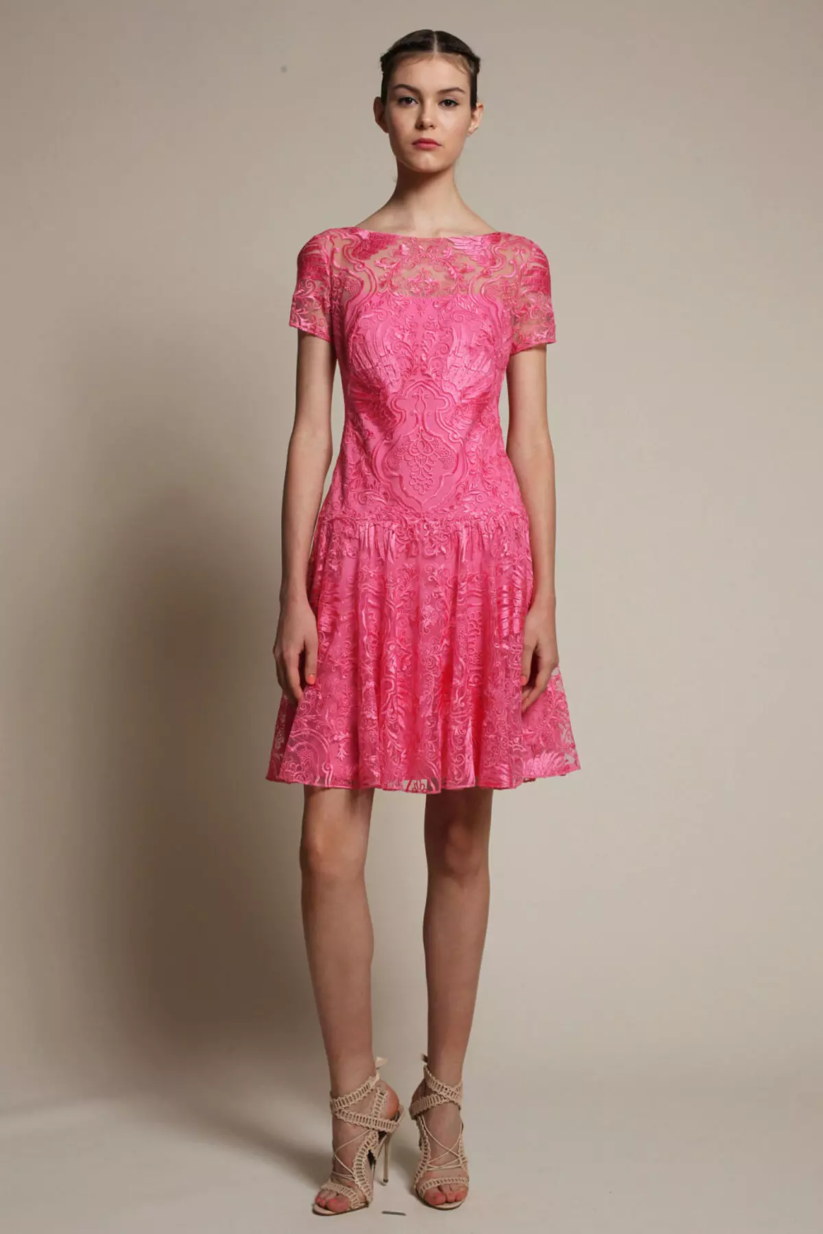 vestido de guipur de color rosa
