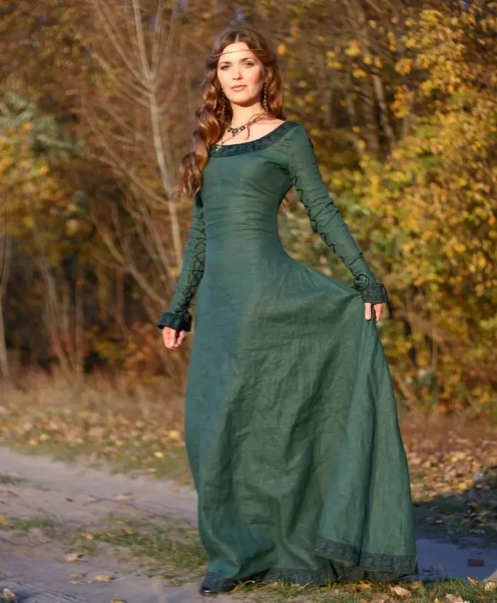Vestido verde longo de linho com guarnição de renda