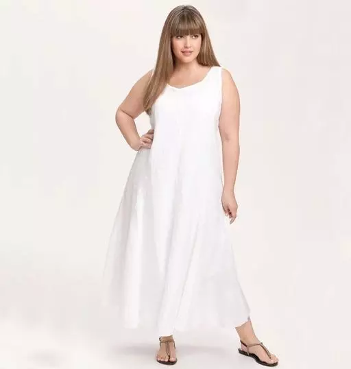 فستان الكتان الأبيض الطويل بالكامل