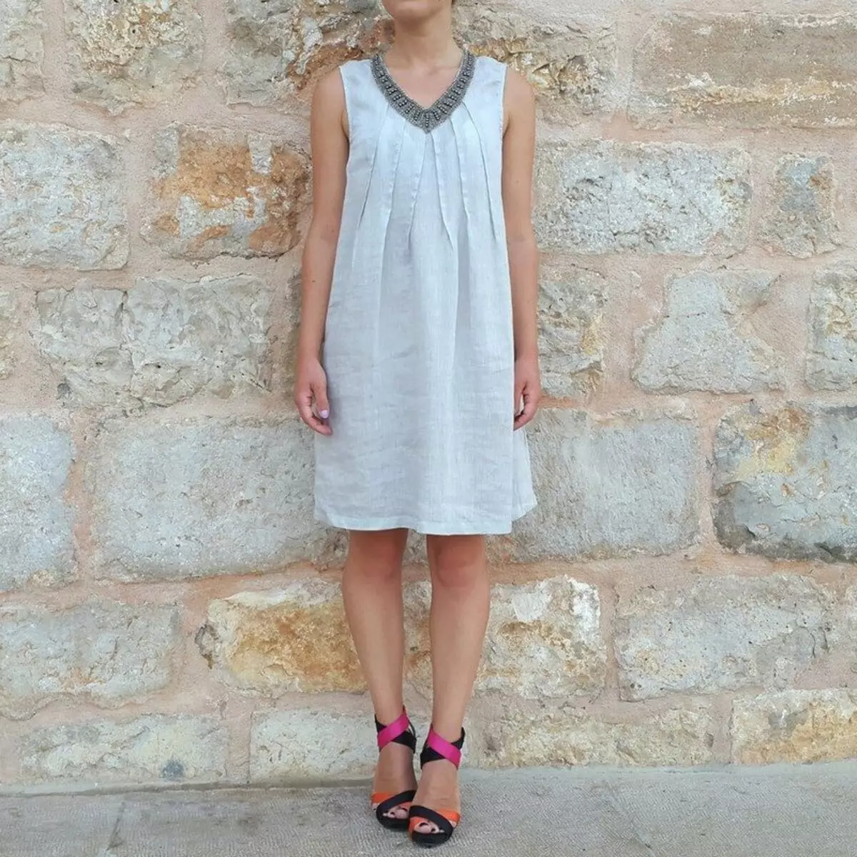 Sandali a contrasto al vestito leggero in lino