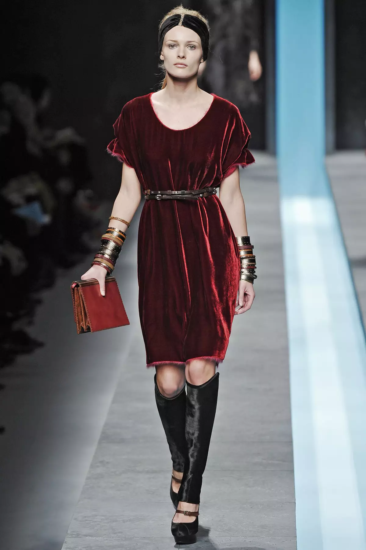 Burgundia aksamitna sukienka