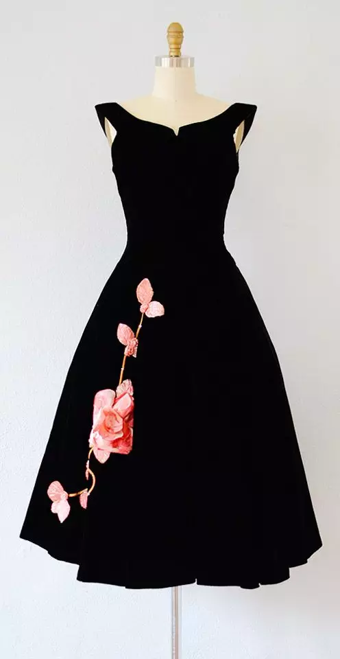 Črna žametna obleka z vrtnico