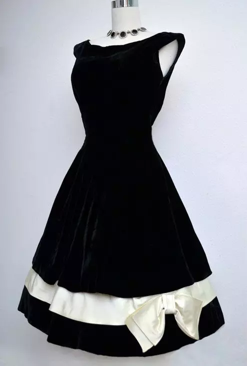 蝴蝶結的黑色天鵝絨連衣裙
