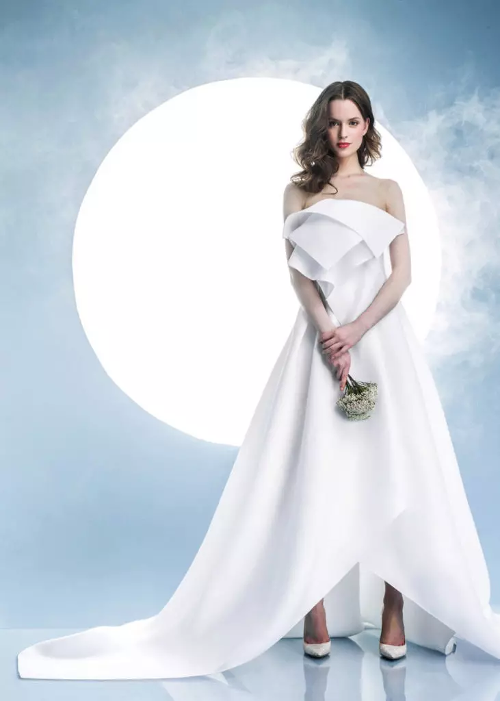 فستان زفاف من دون الأشرطة مع حلقة