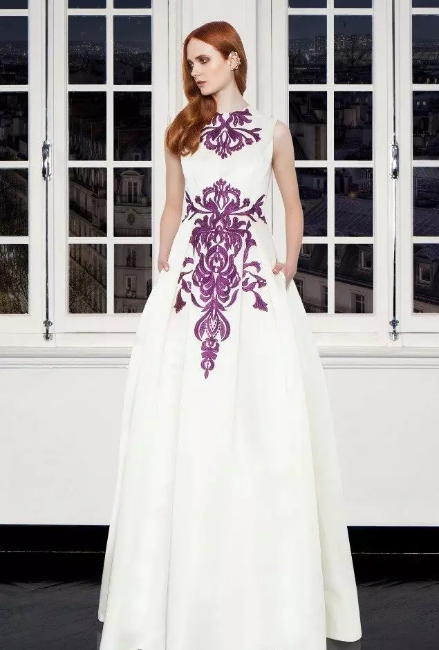 White dress na may purple print.