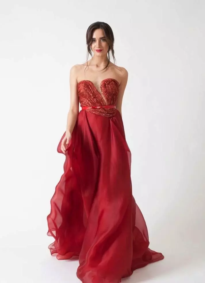 Комбинација на цреша нијанси во фустан