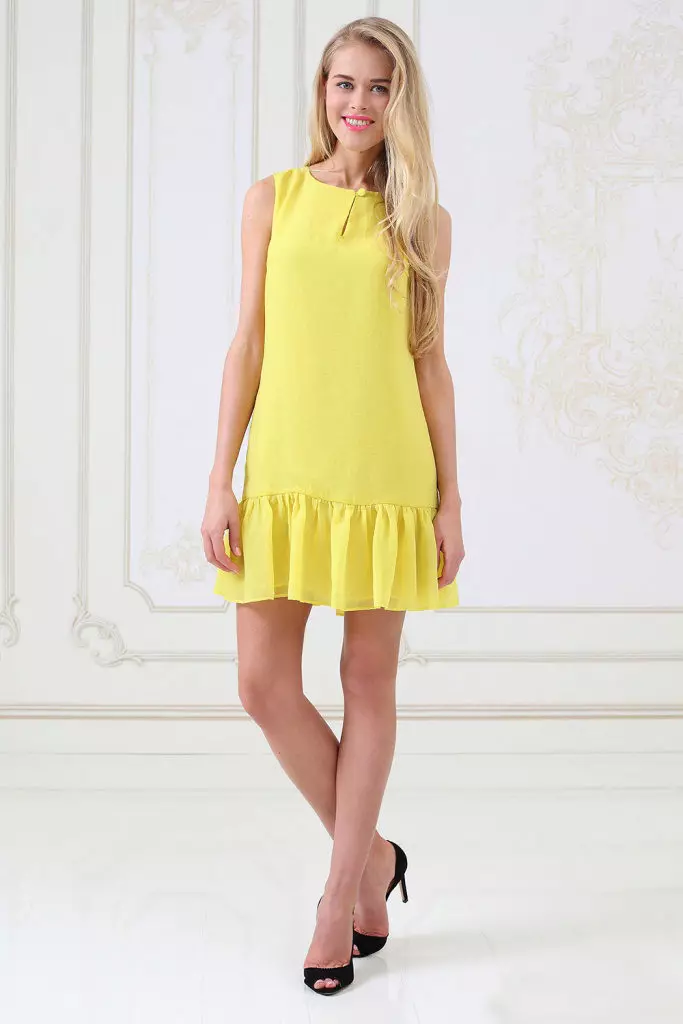 Lunar-žutoj haljini plavuša