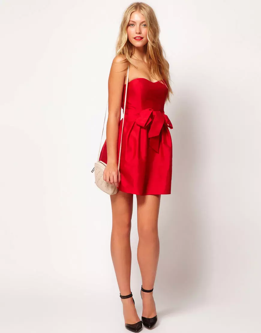 Krátke červené blondína šaty