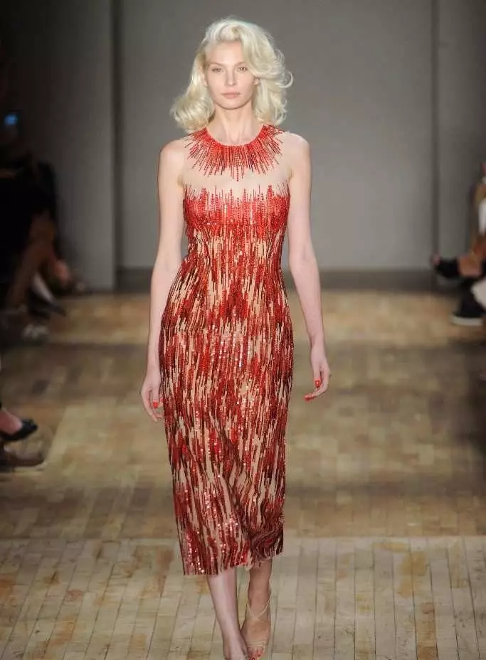 Kort rød blond kjole med kald hårfarge