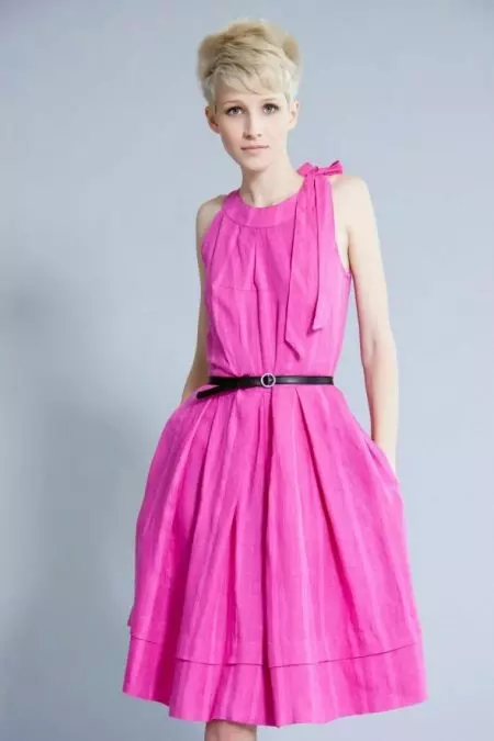 Vestido rosa con cinto negro