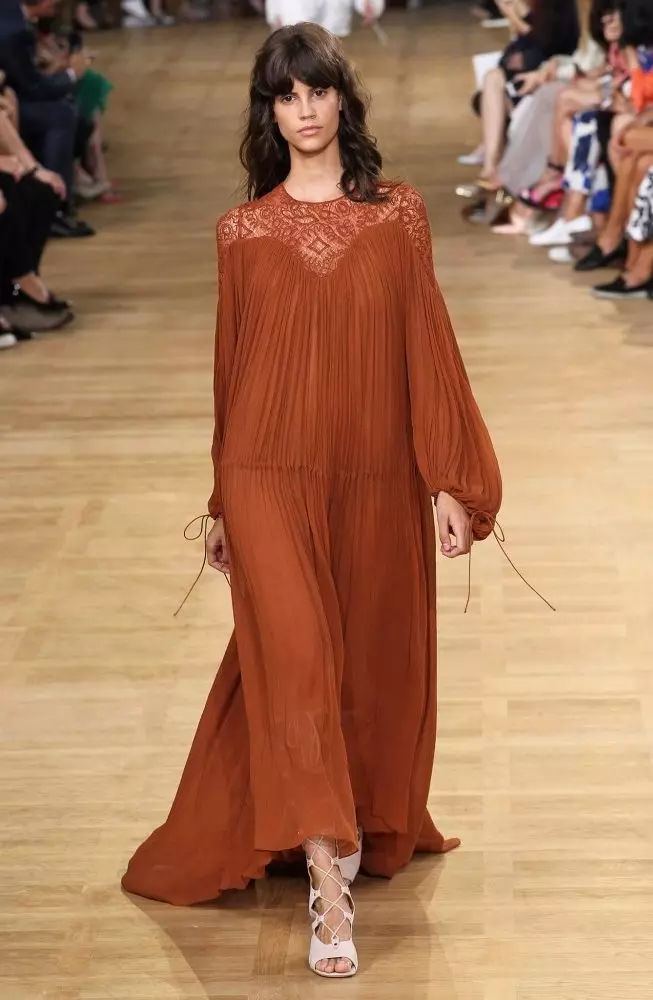Long lush terracotta dress na gawa sa translucent fabric