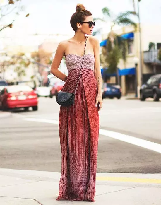 Vestido de terracota nunha combinación con sombras rosas e lilas