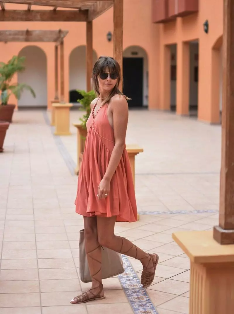 Sandalias beige en estilo grego para vestido de cor terracot