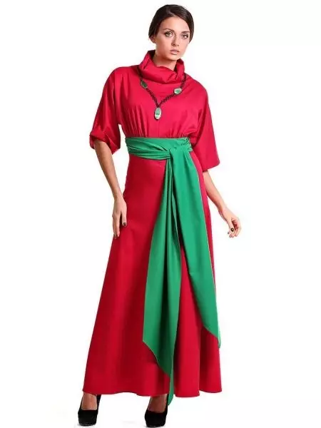 Φόρεμα βατόμουρου με πράσινη ζώνη και κολιέ
