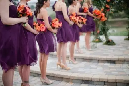 Bridesmaid φίλες σε φορέματα μελιτζάνας