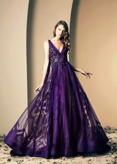 Belle robe de couleur aubergine