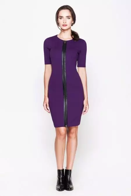 Robe d'aubergine avec éclairage noir