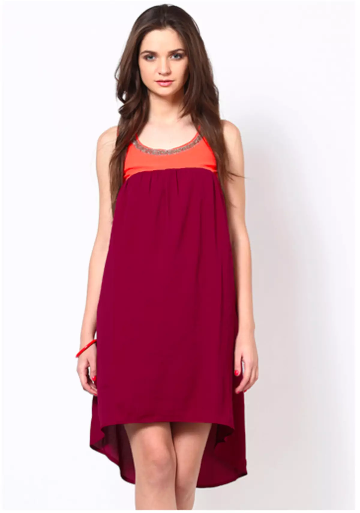 Marsala颜色连衣裙与红色的组合