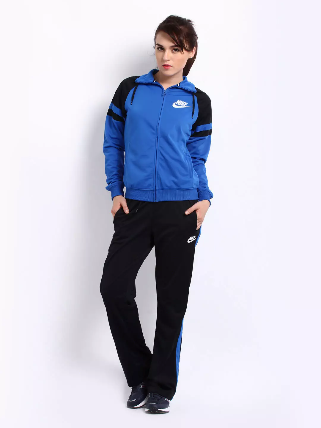 İdman Suits Nike (72 şəkil): Fashionable qadın modelləri və kostyumları Troyka 2021 Nike, Qara, boz, mavi və Kamuflaj 14836_41