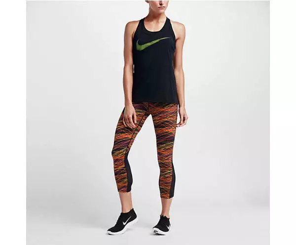 İdman Suits Nike (72 şəkil): Fashionable qadın modelləri və kostyumları Troyka 2021 Nike, Qara, boz, mavi və Kamuflaj 14836_54