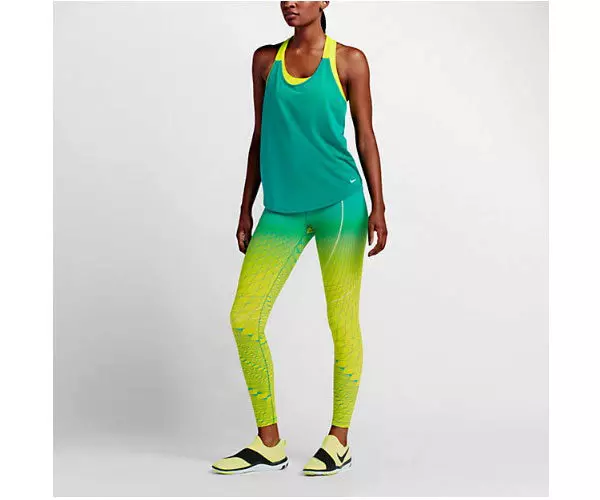 İdman Suits Nike (72 şəkil): Fashionable qadın modelləri və kostyumları Troyka 2021 Nike, Qara, boz, mavi və Kamuflaj 14836_56