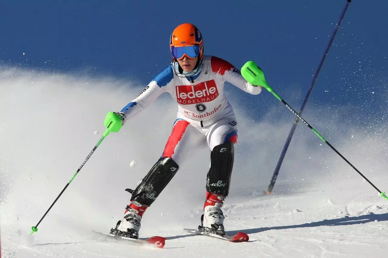 Kostum ski (90 foto): Model ski musim dingin wanita, Cara Memilih 14837_24